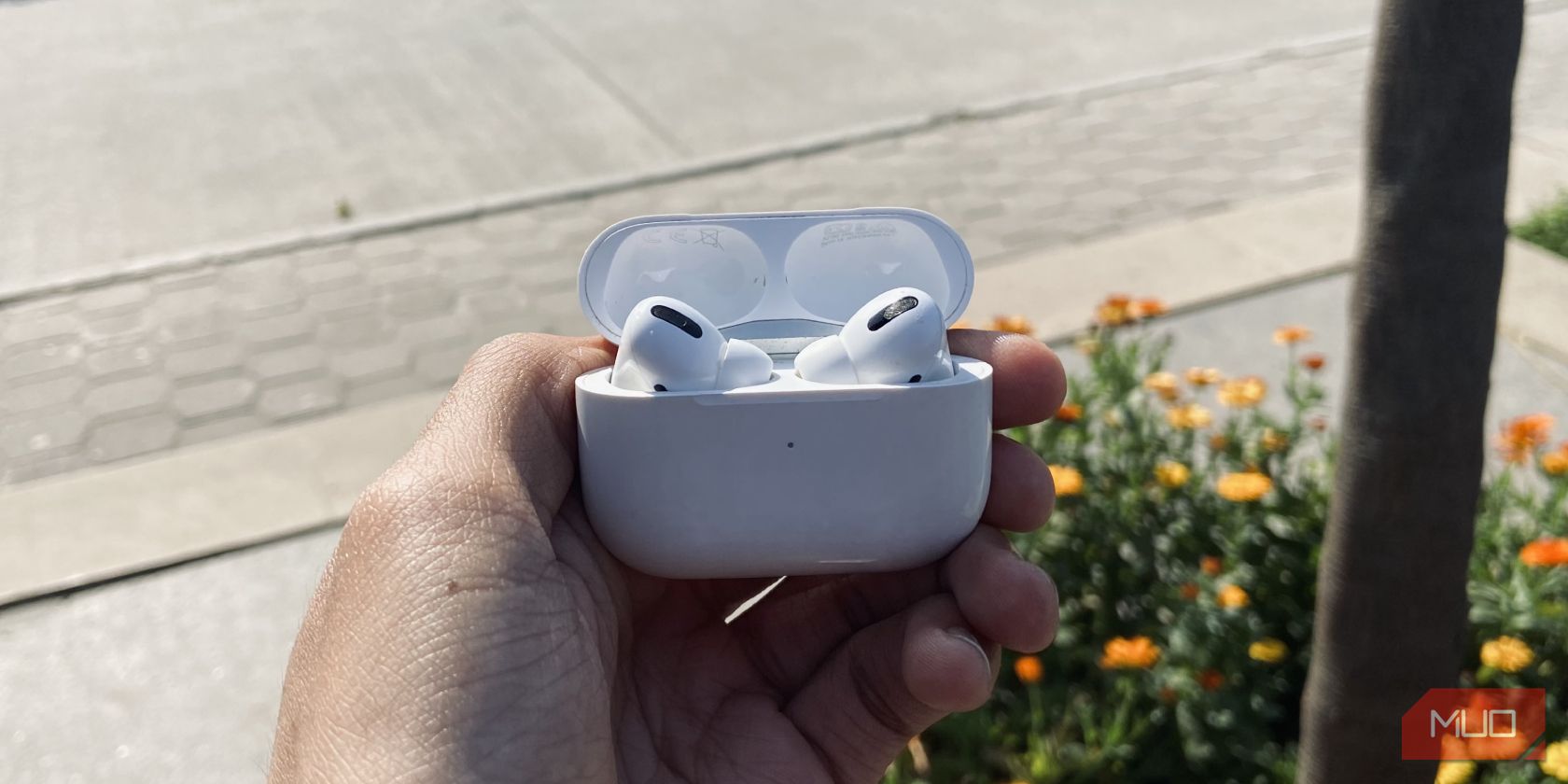 Why Is One AirPod Louder Than the Completely different? Try These 4 Fixes